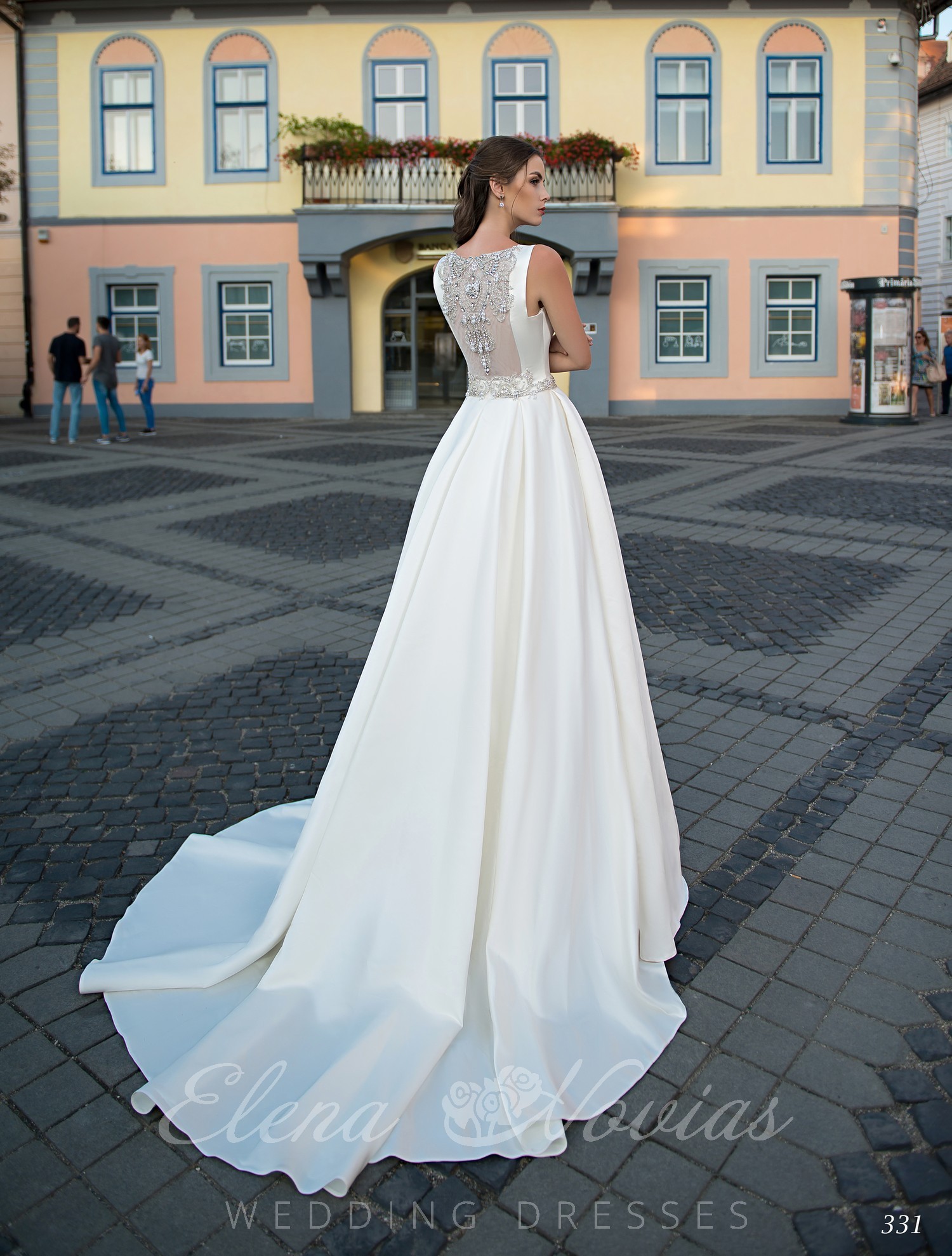 Smooth wedding dress with applique on the back